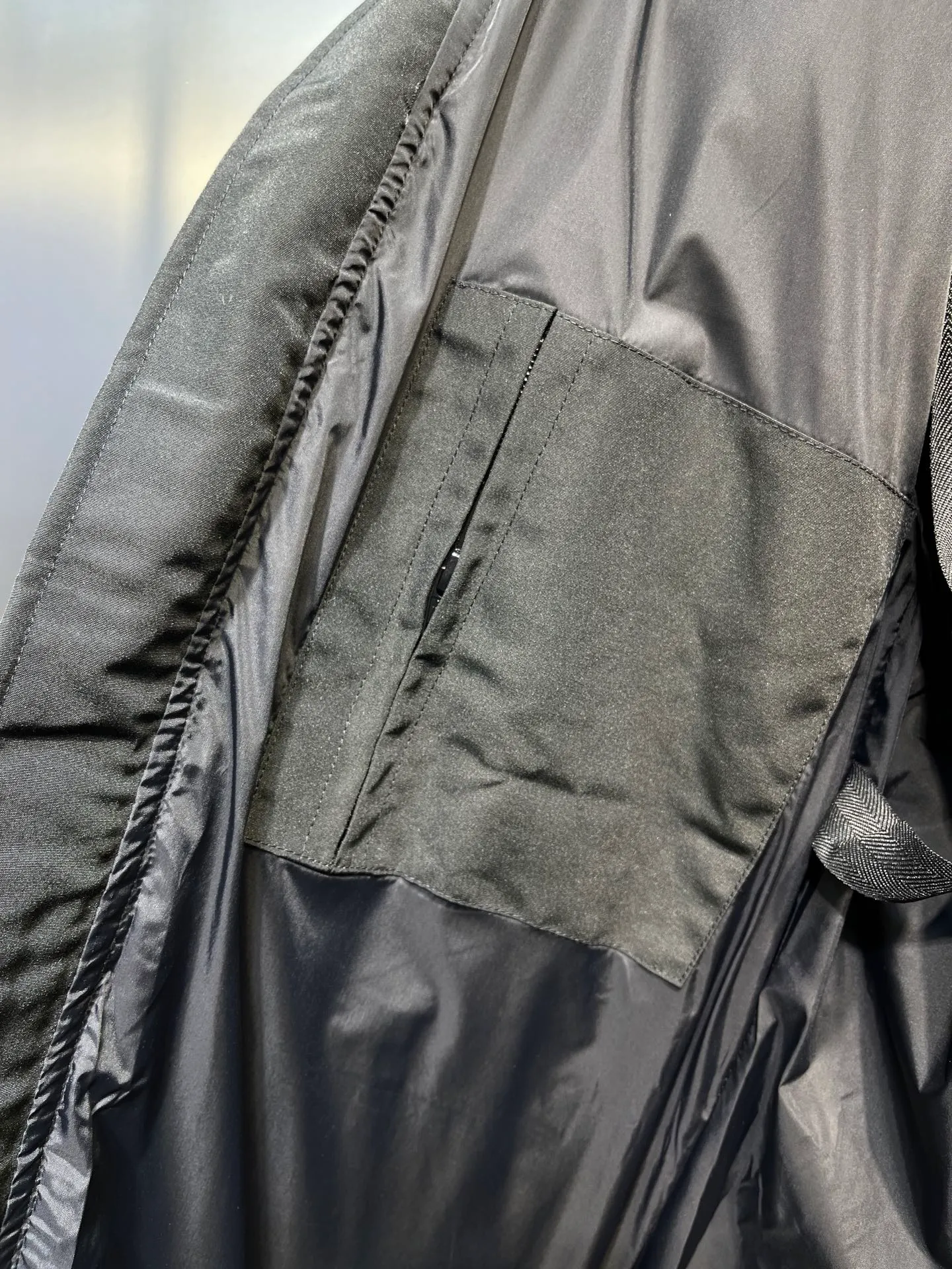 P860 Black) CANADA GOOSE Parka 22 styles ➖ Genuine synchronous anti-counterfeiting chip sensor! ➖ Imported 21-count polyester-cotton blended original fabric [last year’s 16-count/18-count hard fabrics have been completely eliminated, this year all use 21-count genuine synchronous fabrics, the soft mid-strap feels delicate and textured], genuine synchronous Feather-Light 10D waterproof coating fabric, made of 84.5 polyester fiber and 15.5 cotton, 100% the best feel in the entire network! ➖ The genuine official website is synchronized with the national standard 80 white duck down, you can check the official website customer service, there will never be a series of misleading claims such as 90 down or goose down! ➖ Using the best nylon lining with double double-layer sealing design, velvet-proof No. 7 needle + grid-filled down ready-made garments, there is 100% no so-called velvet running! ➖ The cuffs are designed with thickened seamless threads, and the collar and pockets are lined with top-quality polar fleece to keep you warm and comfortable! ➖ Yoshida YKK provides original custom-made electroplated sliders. YKK two-way lockable zippers are tight and smooth and will not peel off paint! ➖ 3M composite guarantees that the Velcro is the same as the original, durable, and all accessories and hardware are custom-made! ➖ Imported BEHRINGER embroidery machine to customize the 10,000-needle embroidery logo, 98% of which can be reproduced to restore the original logo. You can check and compare on the official website! ➖ The fur collars are all made of large pieces of Western Canadian blue wolf hide, ensuring that each fur collar is 13-15cm wide! size：xs-xl